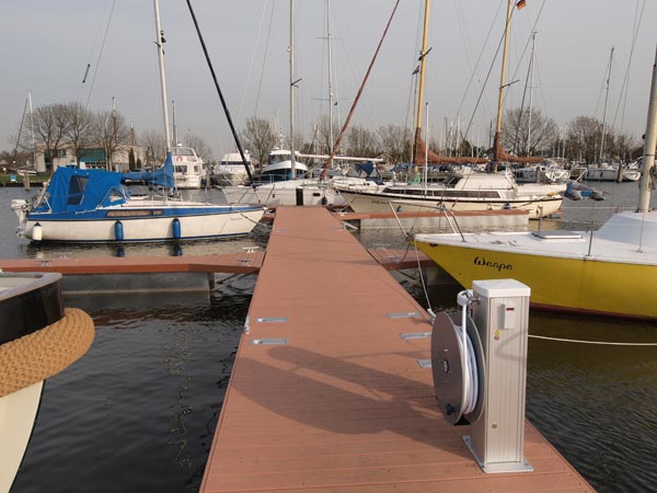 De jachthavens van het bungalowpark en de camping werden pas vernieuwd, nu leggen monteurs de laatste hand aan Tacozijl’s haven in het Stroomkanaal, waaraan ook hotel-jachthaven Iselmar en watersportcentrum De Brekken gevestigd zijn. 