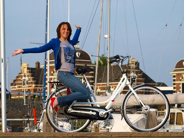 Lianne Pit, Miss Tulip 2011, op de nieuwe door Gazelle vervaardigde Fryslân-fiets bij de monumentale sluis in Lemmer. Fryslân Fiets is een nieuw concept van het bureau voor toerisme Friesland Holland om varen en fietsen als combivakantie te promoten.