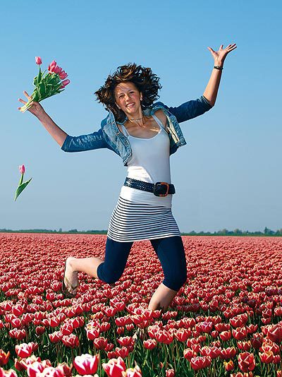 Zo komt Lianne Pit, Miss Tulip 2011, groot op de nieuwe promotiewagen van Friesland Holland. De foto werd gemaakt bij Mulder Tulips aan de Hopweg bij Rutten. De onderneming exploiteert 90 hectare poldergrond als tulpenland.