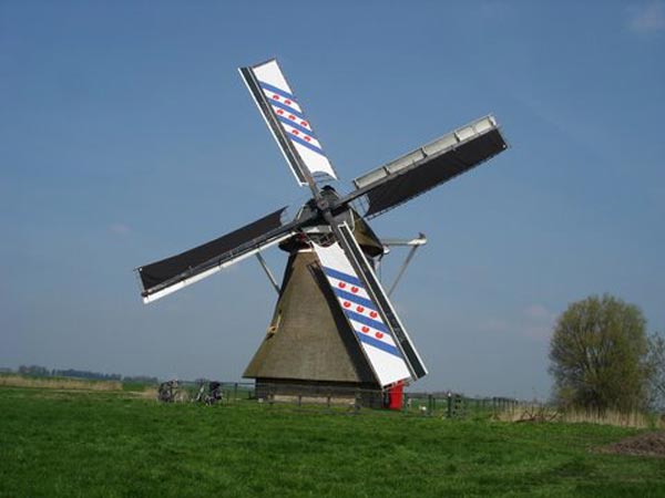 De onder Friese vlag malende Bullemolen. 14 en 15 mei 2011 draait de poldermolen in Lekkum op volle toeren tijdens de Nationale Molendag.