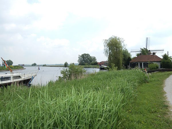 De Rietvink ligt aan de vaarroute Tjeukemeer-Echtenerbrug-Nijetrijne (Linthorst Homansluis, Driewegsluis)-Ossenzijl-Weerribben.