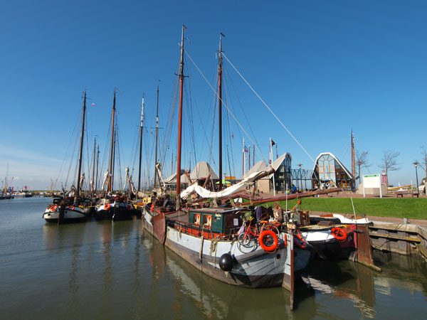 Stoomtreinbestemming Hanzestad Stavoren: de haven met traditionele zeilschepen van de Friese Vloot.