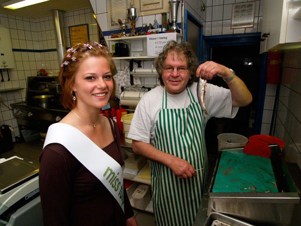 Meer leven in de Staverse brouwerij, al was het er nooit doodstil dankzij de zanger en vishandelaar Doede Bleeker, hier met Elisa Broer, Miss Tulip 2009.