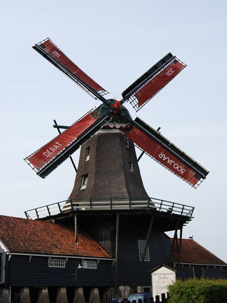 Altijd werd verondersteld dat de IJlster molen in 1863 was gebouwd, maar recent bouwhistorisch onderzoek heeft uitgewezen dat het bouwwerk uit 1711 dateert.