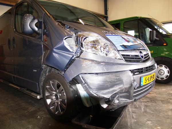 De beschadigde Opel Vivaro in de stalling van bergingsbedrijf Theo Faber in Leeuwarden.