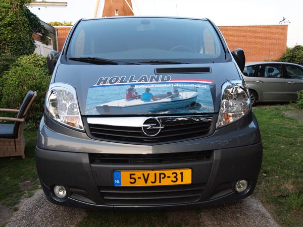 De Opel Vivaro vóór het ongeluk met foto’s van Miss Tulip 2011, Lianne Pit, Hindeloopen en een Centaur op het Sneekermeer. Het design is van Friesland Holland’s eigen ontwerpafdeling; de stickers werden geprint en op de auto geplakt door Dox in Joure.
