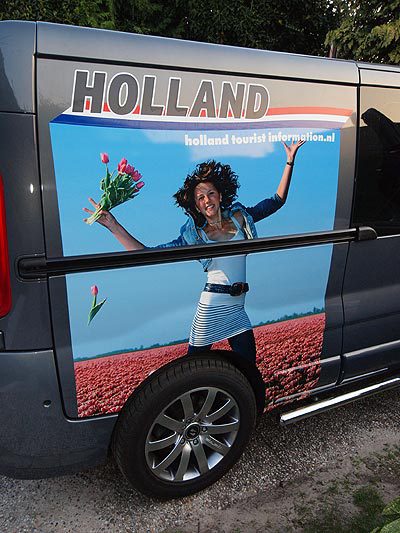 De Opel Vivaro vóór het ongeluk met foto’s van Miss Tulip 2011, Lianne Pit, Hindeloopen en een Centaur op het Sneekermeer. Het design is van Friesland Holland’s eigen ontwerpafdeling; de stickers werden geprint en op de auto geplakt door Dox in Joure.