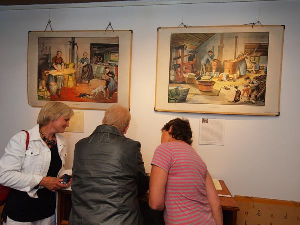 In ‘It Earmhûs’ van het Wartenster museum hangen schitterende wandplaten van Cornelis Jetses.
