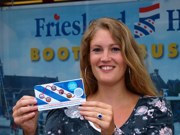 Alinde Holsappel, touroperator bij Friesland Holland, toont de nieuwe OV-toeristenkaart.