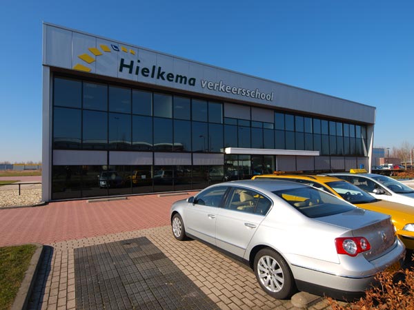 Verkeersschool Hielkema in Heerenveen is het enige instituut in Friesland met een officiële oefenbaan. Cursisten kunnen, voor ze de openbare weg opgaan, op de oefenbaan leren het lesvoertuig te beheersen. Deze werkwijze draagt bij tot de verkeersveiligheid.