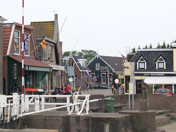 Wat monumenten betreft is er niet veel bijzonders in het Friese havenstadje, maar de sfeer is er niet minder om.