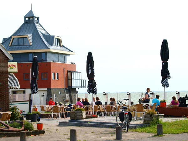 Mooi weer, terrasweer in Stavoren! Bijna alle terrassen bieden ruim zicht op het IJsselmeer en de buitenhaven.