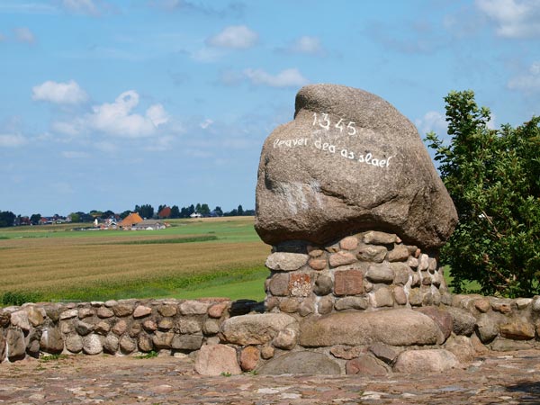 Het Rode Klif bij Stavoren vanwaar men het 25 km aan de andere kant van het IJsselmeer gelegen Enkhuizen kan zien.</i> <i>Het Rode Klif ligt aan de rand van de keileemhoogte Gaasterland. Deze hoogte is zo'n 150.000 jaar geleden ontstaan, tijdens de voorlaatste ijstijd.</i> <i>De veldslag bij Stavoren, doorgaans de Slag bij Warns genoemd, was een veldslag tussen graaf Willem IV van Holland en de Friezen op 26 september 1345. De Hollanders, onder wie ook Willems oom, hertog Jan van Beaumont, voeren vanuit Enkhuizen met een vloot de Zuiderzee over en landden bij Stavoren en Laaxum. Ze wilden het Sint-Odulphusklooster bij Stavoren gebruiken als vesting. De Hollandse ridders droegen een harnas, maar hadden geen paarden, omdat daarvoor geen ruimte was aan boord van de schepen, die waren volgeladen met werkvolk, bouwmateriaal, en voorraden. De troepen van graaf Willem staken het verlaten Laaxum en Warns in brand en trokken op naar Stavoren. Bij Warns werden ze aangevallen door de plaatselijke bevolking. Door hun zware harnassen waren ze geen partij voor de woedende boeren en vissers. De vluchtweg die de ridders kozen, leidde naar het Rode Klif. In het moerassige landschap bij het klif werden de Hollanders verslagen. Ook graaf Willem kwam tijdens de slag om het leven. Toen de troepen van de hertog van Beaumont in Stavoren hoorden wat er was gebeurd, vluchtten ze naar de schepen, achtervolgd door de Friezen. Slechts een kleine groep overlevenden kwam in Amsterdam aan.