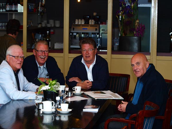 Daar kan Henk van den Borg (rechts) radeloos van worden: zijn adviseurs aan de stamtafel in het Eurohotel.