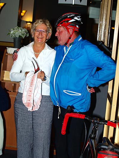 Klarie Pars is de bazin van Elfstedenhotel Eurohotel. Naast haar Rients Bakker (64) uit Grou, één van de 13 juni 2011 13.059 gestarte fietsers en ook één van de 12.093 gefinishte fietsers. Recreatiefietser Bakker was ondernemer in de Verenigde Staten en keerde onlangs terug naar zijn heitelân.