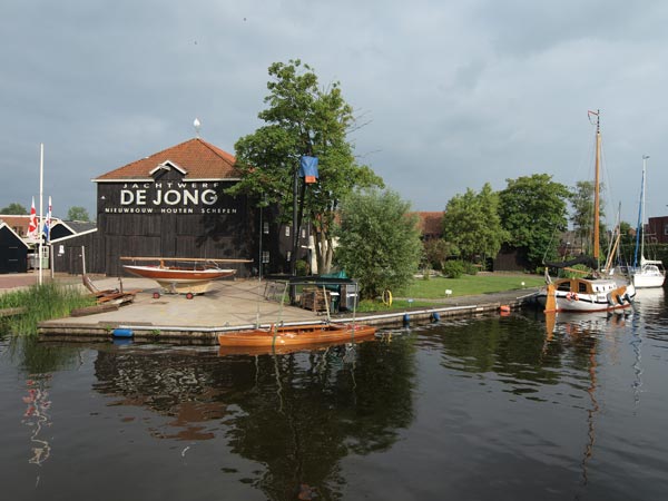 Jachtwerf De Jong aan het water de Zijlroede in Joure.