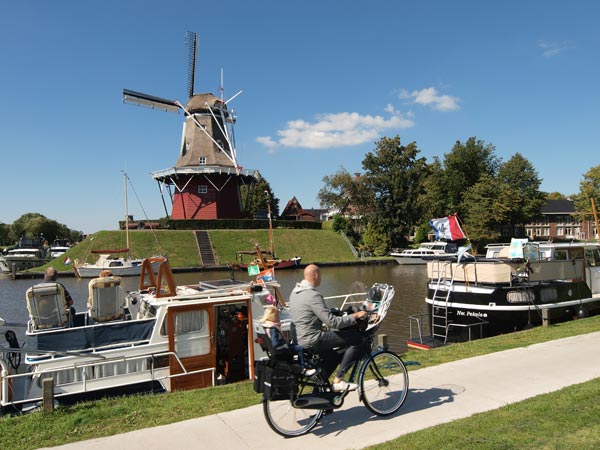 Fietsen langs de vaarwegen van Noordoost Friesland: Dokkum.