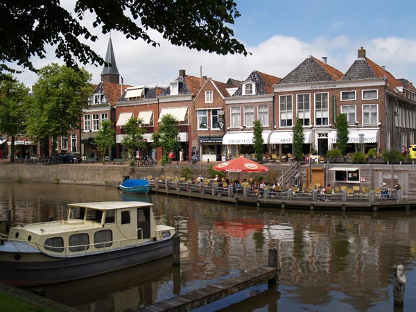 Terrassen aan het water zijn zeer in trek bij fietsers: De Posthoorn in Dokkum.