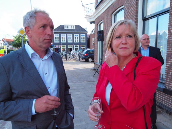 Zij, burgemeester Looman-Struijs, had een bijrol bij de opening van de Jouster herberg, maar qua aardigheid en uiterlijk had ze best de hoofdrol mogen hebben. Rechts hotelbaas en bootverhuurder Wim Driessen.