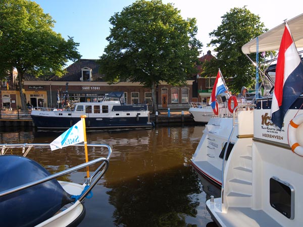 De meeste boten die in het centrum van Lemmer afmeren zijn charterboten. De bootverhuur in Friesland loopt uitstekend. De boothuur in Friesland is het laagst van heel West-Europa. De huurders drukken de kosten door zelf eten te koken. Iedere huurboot heeft tegenwoordig uitgerust met een goede keuken.