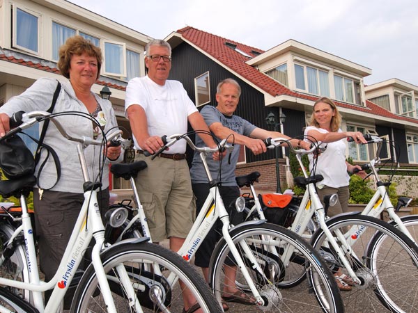 De eerste vier Fryslân Fietsen werden verhuurd aan gasten van Friesland Holland Travel, de reisorganisatie van het Friese bureau voor toerisme. Riana en Carlo Prick en Franks en Tineke Boelé (v.l.n.r.) fietsen er deze week de Elfstedenroute mee.
