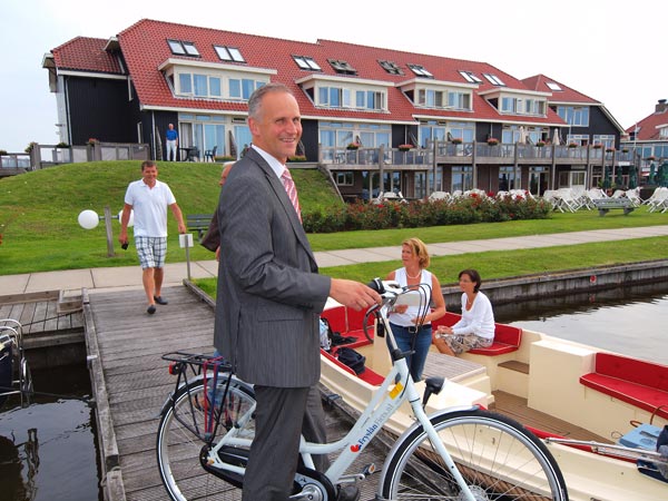 Hotel Galamadammen is het eerste Friese hotel waar de FryslânFietsen te huur zijn. Op de foto sales manager Gerard Haitsma met de Fryslân Fiets.