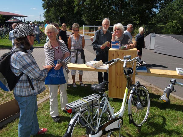 Senioren hebben veel interesse voor een fietsvakantie in Friesland en dan met name voor de nieuwste E-bikes die een actieradius hebben van minstens 100 km in de trapondersteuningsstand twee en drie. “Bij jullie is veel wind.”