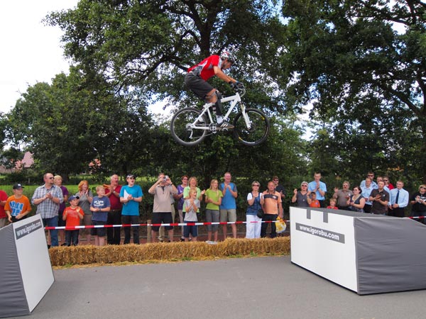 Sensatie: een stuntman van BMW Lifestyle haalde naast de Friesland Holland-stand halsbrekende toeren uit op een BMX-fiets van de Duitse autofabriek. De stunts trokken veel publiek.