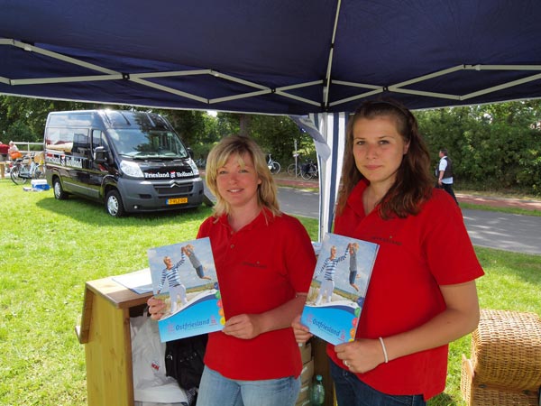 Hilde Rahmann (links) en Marina Kollmann maakten naast de Friesland Holland promotiewagen reclame voor hún Friesland, Ostfriesland.