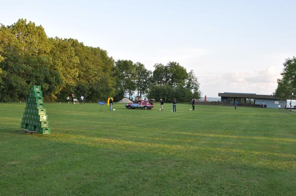 De eerste voetbalgolfbaan van Friesland op het strand van Gaasterland.