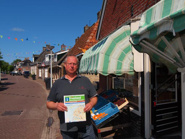 Jannes Hamstra heeft alle belangrijke toeristenkaarten en magazines van het bureau voor toerisme Friesland Holland in huis die nodig zijn voor een verkenning van de streek.