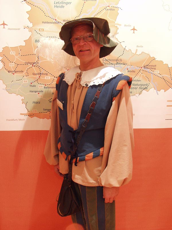 Detlef Tusk, de baas van het toerismebureau van Havelberg, leidt bezoekers door de stad in een oud tenue van een Hanzekoopman.