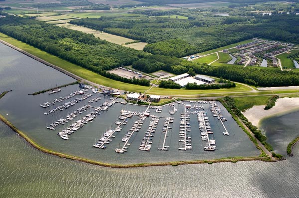 Flevo Marina, één van de vier jachthavens van de Stavorense familie De Vries aan het IJsselmeer. Hier zijn onder andere de jachtenimporteur Skips Yachting en zeilmakerij Skip Sails gevestigd.