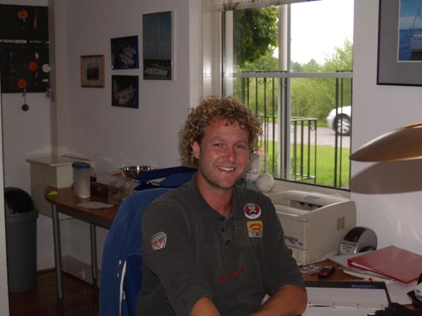 Abele de Jong heeft een nieuwe werkplek: het directiekantoor van Tornado Sailing aan de Stienplaat in Makkum.