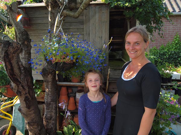 Ester van der Wal-De Boer, hier met haar dochter Mara (6), runt de winkel en theetuin die door haar moeder Wiepkje is gecreëerd.