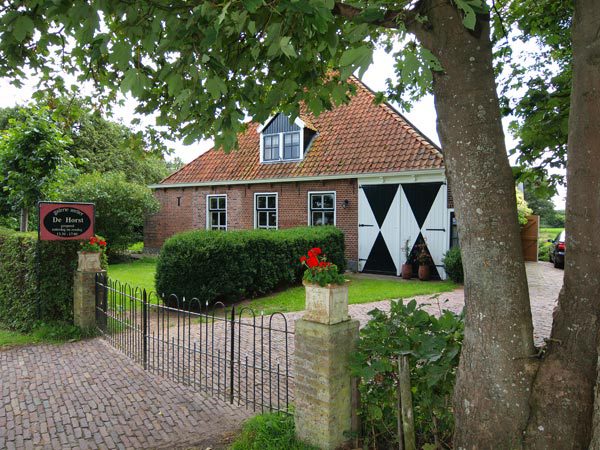 In de schuur van deze woonboerderij bevindt zich het Overijsselse harmoniummuseum van de Fryslân Fan Henk Braad. Zijn vrouw Marijke is kunstschilder. 