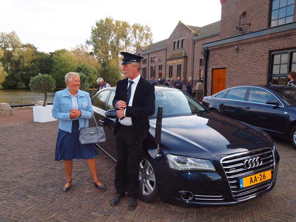 aOok vorstelijk: de koningin van Skarsterlân, VVV-bazin Wimke Kampen, en de Lemster VIP-chauffeur Jan Gort (oud CDA-politicus) bij de auto van Prinses Margriet. Die was toen in de VIP-tent.
