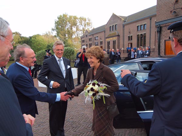 Prinses Margriet gaat weer naar Apeldoorn. De gepantserde Audi A8 wordt begeleid door drie motoragenten van de vrijstaat Fryslân.