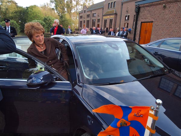 Prinses Margriet gaat weer naar Apeldoorn. De gepantserde Audi A8 wordt begeleid door drie motoragenten van de vrijstaat Fryslân.