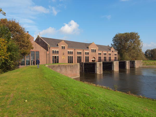 Oud en nieuw. Het Wouda-gemaal aan de vasteland- en IJsselmeerzijde en een kijkje in het nieuwe bezoekerscentrum.