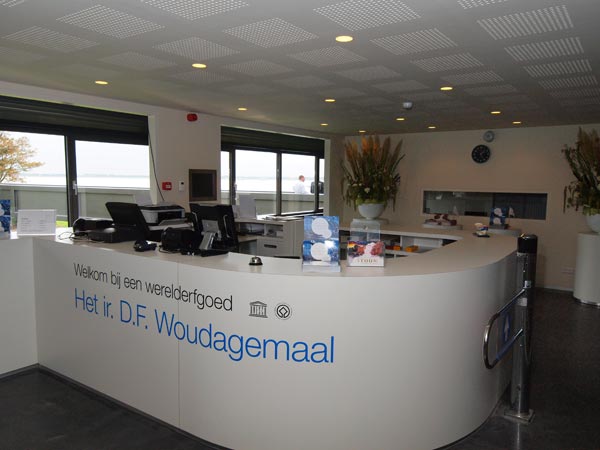 Oud en nieuw. Het Wouda-gemaal aan de vasteland- en IJsselmeerzijde en een kijkje in het nieuwe bezoekerscentrum.