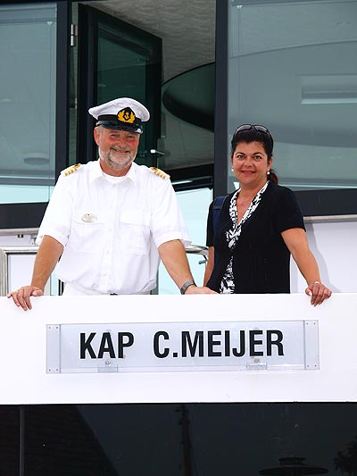 De afstand tussen gasten en de kapitein is op een riviercruiseschip aanzienlijk kleiner dan op grote zeecruiseschepen. Iedereen mag dan ook een keer op de foto met de “Kapitän”.
