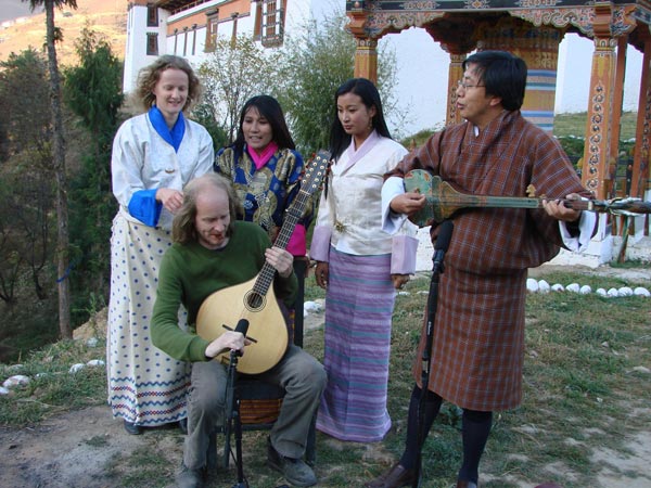 Het trio uit Bhutan en het duo uit Fryslân (links Linde Nijland, voor haar Bert Ridderbos).