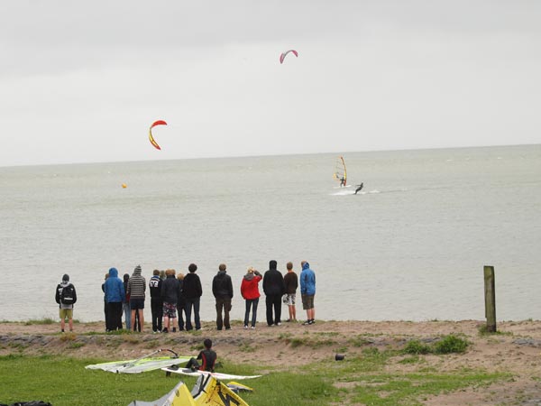Voor Nederlandse en Duitse kitesurfers is de kust bij het Mirnser Klif “the place to be”.