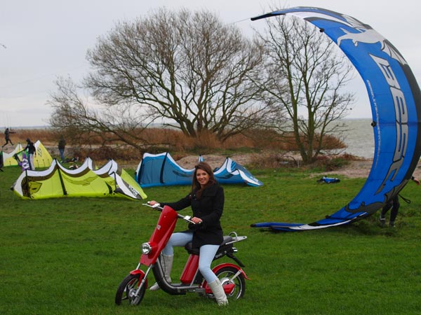 Voor Nederlandse en Duitse kitesurfers is de kust bij het Mirnser Klif “the place to be”.