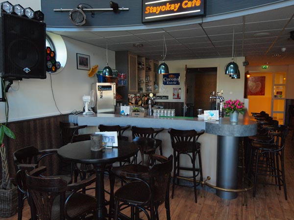 Het café met bar en terras aan het water, de Houkesloot, de vaarweg van het centrum van Sneek naar de Snitsermar, het Sneekermeer.