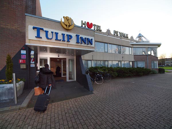 Tulip Inn De Valk is een geheel gerenoveerd hotel-restaurantbedrijf. Het parkeerterrein wordt ook nog helemaal herstraat.