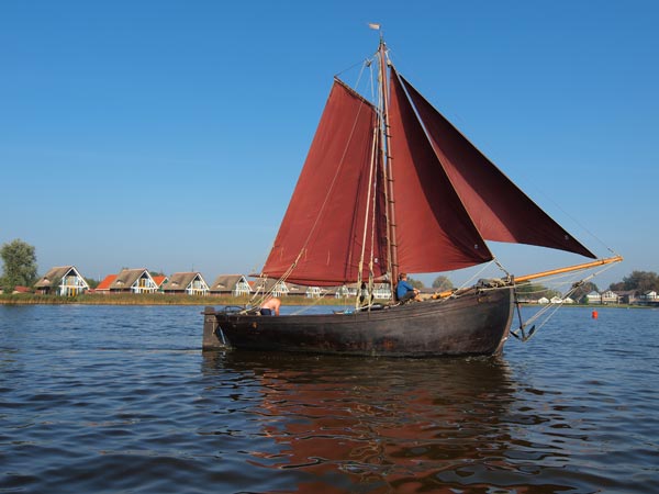 De belangstelling voor varend erfgoed is groot. Op de foto een Zeeuws waterschip op de Hegemer Mar (Heegermeer) voor de oever van bungalowpark De Pharshoeke.