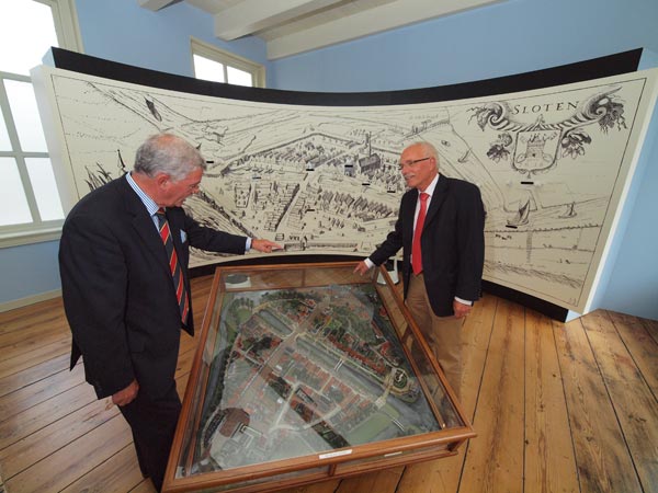 In museum Stêdhûs Sleat is al een maquette en panoramatekening van  “de ideale Elfstedenstad”. Links burgemeester Willem Hoornstra en rechts  oud-wethouder Meint Jelsma van de gemeente Gaasterlân-Sleat.