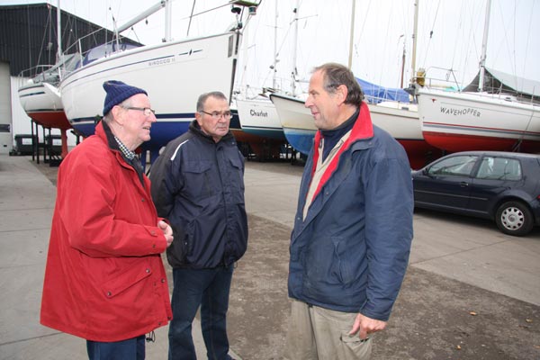 Expertise bij Jachthaven Reekers in Woudsend. Links ontwerper Lammert Huitema, in het midden koper de heer Helsoot, rechts expert Rem Schuyt.